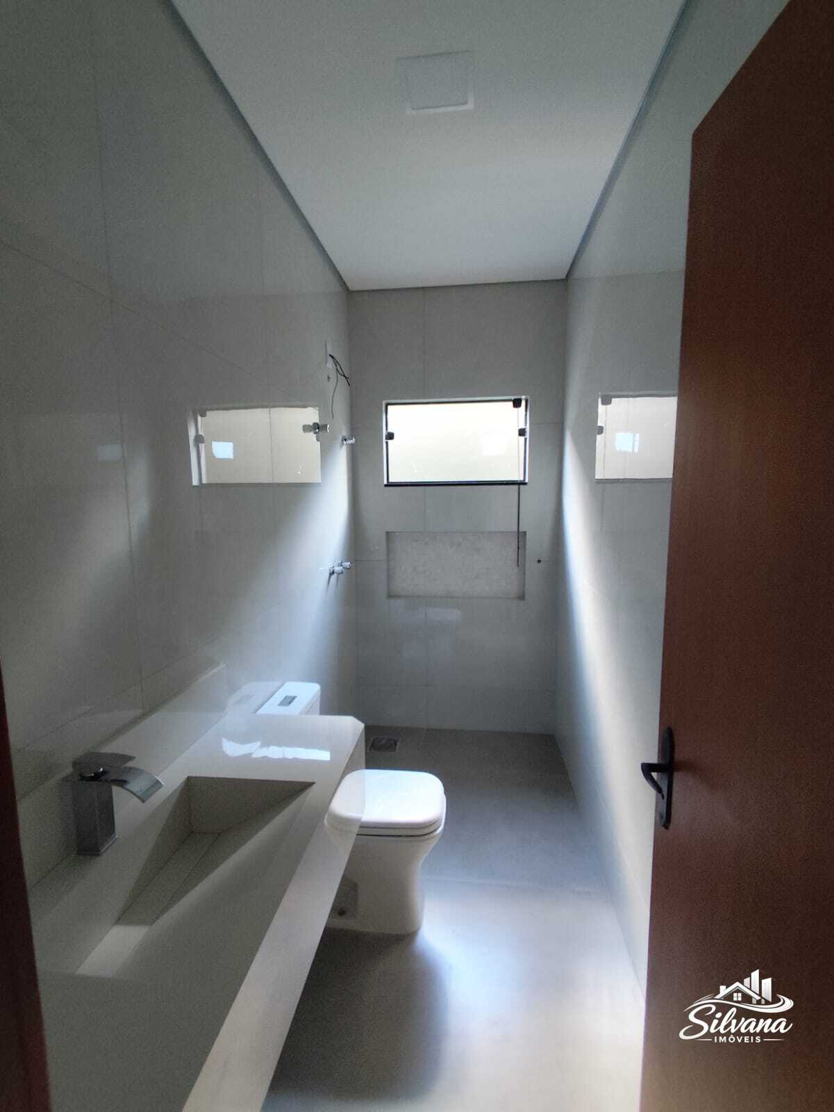 Casa Nova com Pé-Direito Alto e Excelente Acabamento